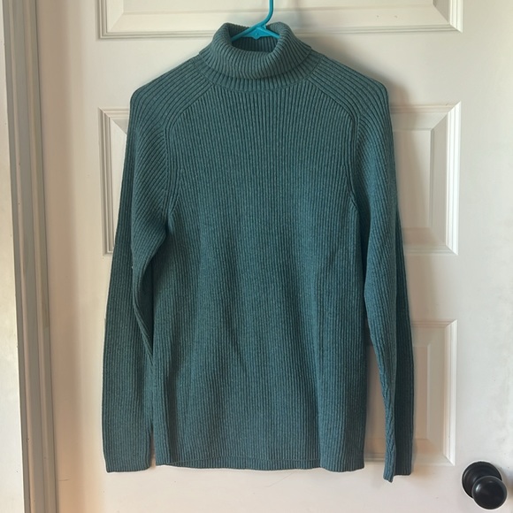 H&M turtleneck lightweight sweater - Picture 1 of 7